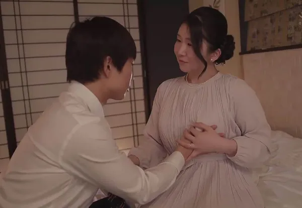 ảnh sex đồ lót Món quà bất ngờ của má kế cho cậu con trai vừa mới tốt nghiệp ra trường